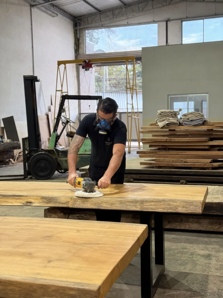 Adalberto lixando uma peça na oficina