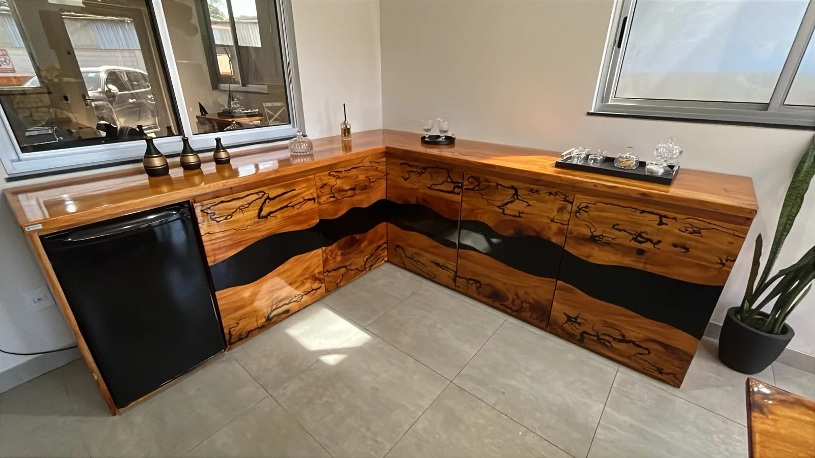Armário com queima de Lichtenberg na madeira