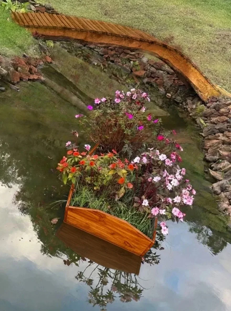 Paisagismo com azaleias e estrutura de madeira
