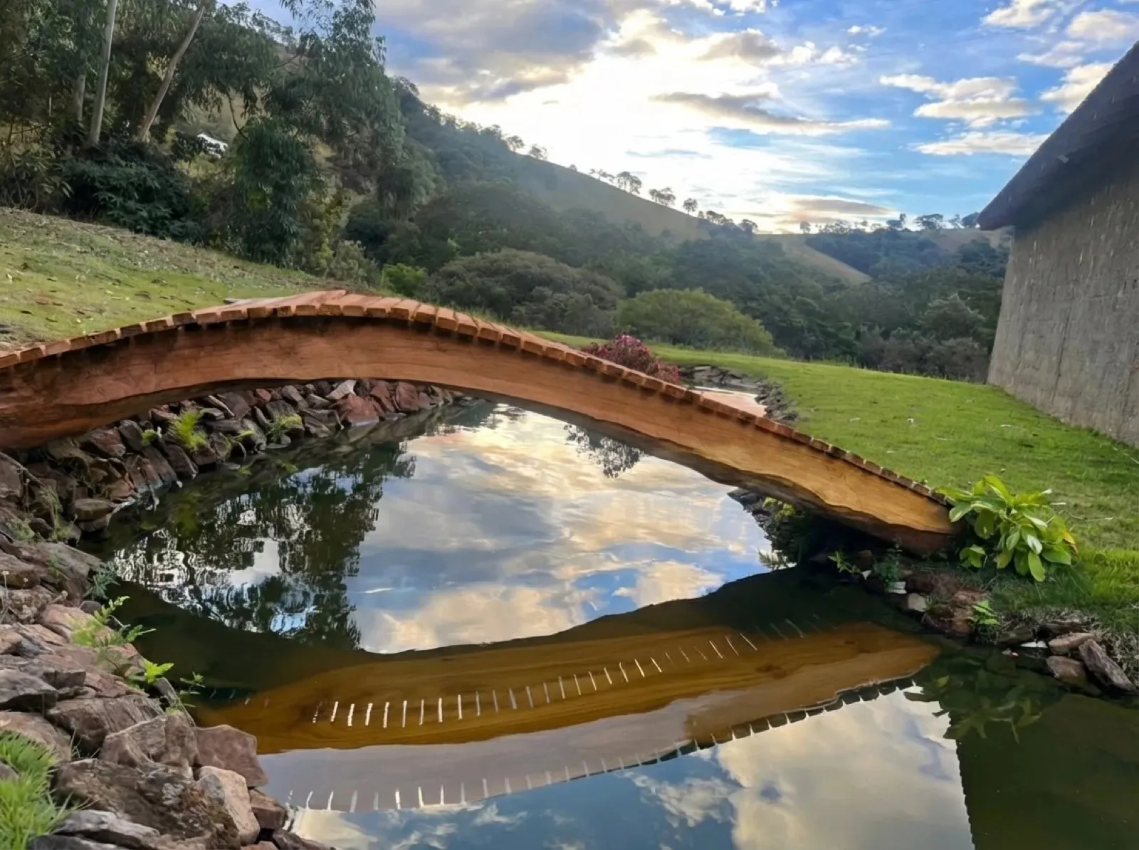 Ponte de madeira em paisagismo na serra